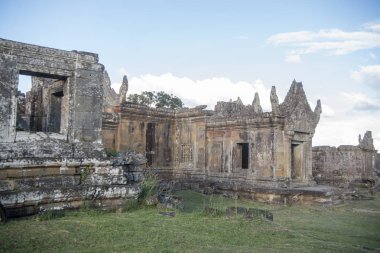 Kamboçya, Sra Em - 12 Kasım 2017: Srayong şehrin doğusunda Koh Ker Khmer tapınaklar kalıntıları