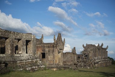 Kamboçya, Sra Em - 12 Kasım 2017: Srayong şehrin doğusunda Koh Ker Khmer tapınaklar kalıntıları