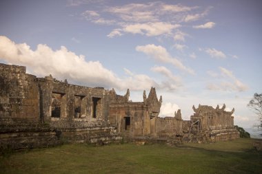 Kamboçya, Sra Em - 12 Kasım 2017: Srayong şehrin doğusunda Koh Ker Khmer tapınaklar kalıntıları