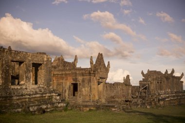 Kamboçya, Sra Em - 12 Kasım 2017: Srayong şehrin doğusunda Koh Ker Khmer tapınaklar kalıntıları