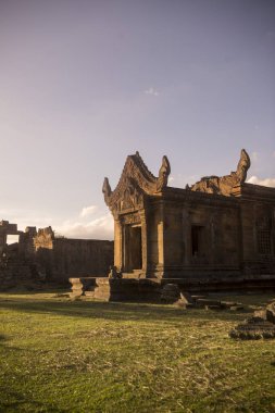 Kamboçya, Sra Em - 12 Kasım 2017: Srayong şehrin doğusunda Koh Ker Khmer tapınaklar kalıntıları