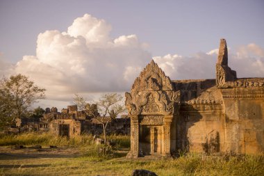 Kamboçya, Sra Em - 12 Kasım 2017: Srayong şehrin doğusunda Koh Ker Khmer tapınaklar kalıntıları