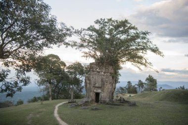 Kamboçya, Sra Em - 12 Kasım 2017: Srayong şehrin doğusunda Koh Ker Khmer tapınaklar kalıntıları