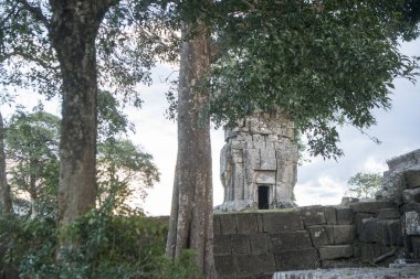 Kamboçya, Sra Em - 12 Kasım 2017: Srayong şehrin doğusunda Koh Ker Khmer tapınaklar kalıntıları