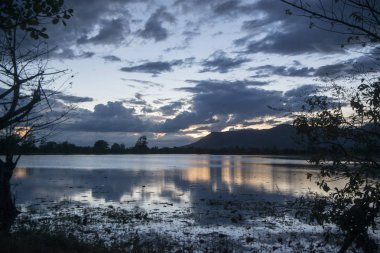 Kamboçya, Sra Em - 12 Kasım 2017: günbatımı Srayong kasabanın doğusunda gölde doğal görünümünü