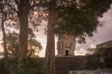 Kamboçya, Sra Em - 12 Kasım 2017: Srayong şehrin doğusunda Koh Ker Khmer tapınaklar kalıntıları