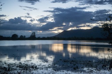 Kamboçya, Sra Em - 12 Kasım 2017: günbatımı Srayong kasabanın doğusunda gölde doğal görünümünü