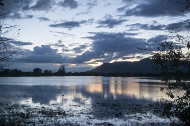 Kamboçya, Sra Em - 12 Kasım 2017: günbatımı Srayong kasabanın doğusunda gölde doğal görünümünü