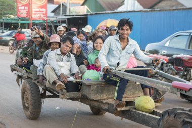 Kamboçya, Sra Em - 12 Kasım 2017: İnsanlar sokakta yerel araç sürme