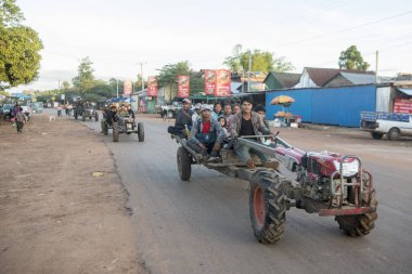 Kamboçya, Sra Em - 12 Kasım 2017: İnsanlar sokakta yerel araç sürme