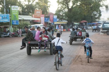 Kamboçya, Sra Em - 12 Kasım 2017: İnsanlar sokakta yerel araç sürme