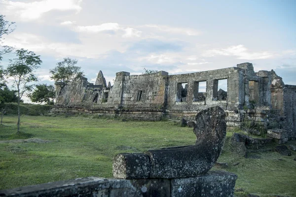 Kamboçya, Sra Em - 12 Kasım 2017: Srayong şehrin doğusunda Koh Ker Khmer tapınaklar kalıntıları
