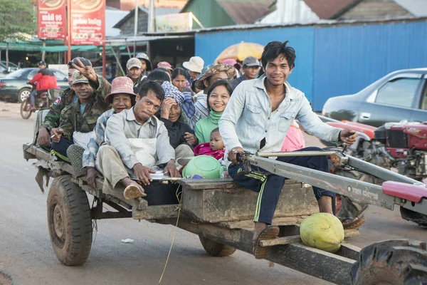 Kamboçya, Sra Em - 12 Kasım 2017: İnsanlar sokakta yerel araç sürme