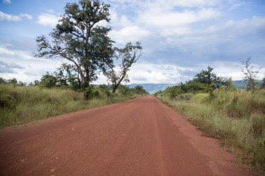 Kamboçya, Sra Em - 12 Kasım 2017: köy yolunda Srayong kasabanın doğusunda Koh Ker Khmer tapınaklar kalıntıları için