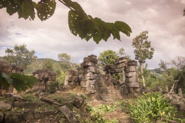 Kamboçya, Sra Em - 12 Kasım 2017: ormanda, Srayong kasabanın doğusunda Koh Ker Khmer tapınaklar kalıntıları