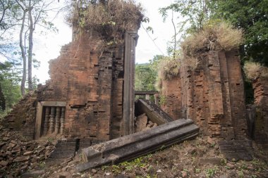 Prasat Neak Buos, Khmer tapınak şehrin Northwaest Kamboçya Preah Vihear kuzeyinde Sra Em kasabanın doğusunda