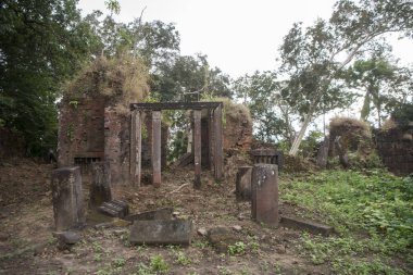 Prasat Neak Buos, Khmer tapınak şehrin Northwaest Kamboçya Preah Vihear kuzeyinde Sra Em kasabanın doğusunda