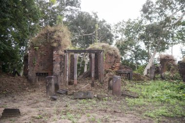 Prasat Neak Buos, Khmer tapınak şehrin Northwaest Kamboçya Preah Vihear kuzeyinde Sra Em kasabanın doğusunda