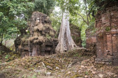 Prasat Neak Buos, Khmer tapınak şehrin Northwaest Kamboçya Preah Vihear kuzeyinde Sra Em kasabanın doğusunda