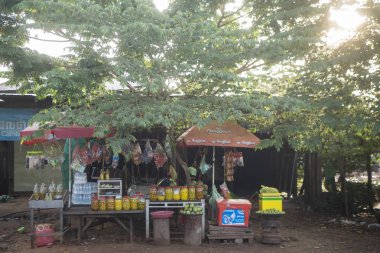 Kamboçya, Sra Em - 12 Kasım 2017: yerel Pazar köyünde yoIda 