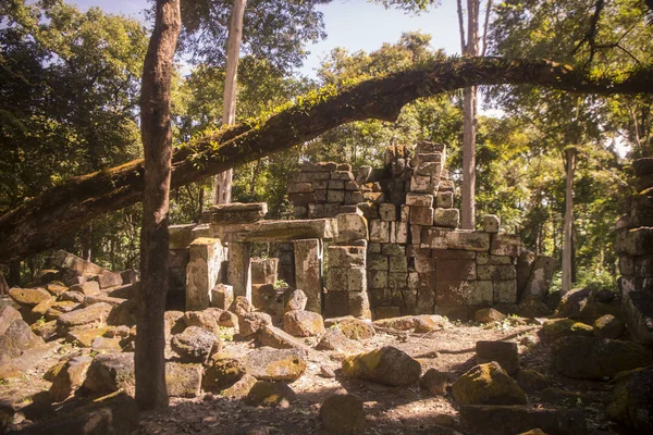 Northwaest カンボジアのプレアヴィヒアの都市の西の Srayong の町の東の Ker のクメール寺院 — ストック写真