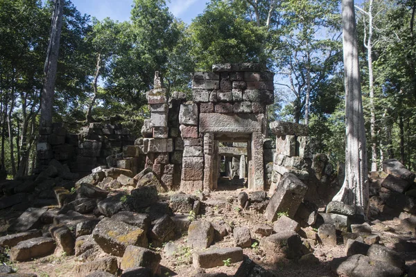 Northwaest カンボジアのプレアヴィヒアの都市の西の Srayong の町の東の Ker のクメール寺院 — ストック写真