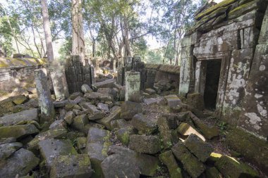 Kamboçya, Sra Em - 12 Kasım 2017: Srayong şehrin doğusunda Koh Ker Khmer tapınaklar kalıntıları