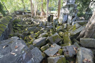 Kamboçya, Sra Em - 12 Kasım 2017: Srayong şehrin doğusunda Koh Ker Khmer tapınaklar kalıntıları