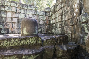 Kamboçya, Sra Em - 12 Kasım 2017: Srayong şehrin doğusunda Koh Ker Khmer tapınaklar kalıntıları