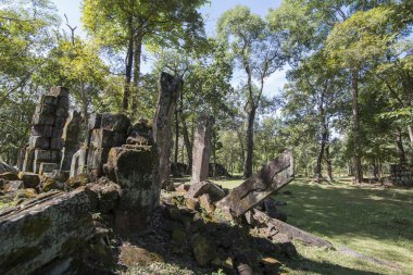 Kamboçya, Sra Em - 12 Kasım 2017: ormanda, Srayong kasabanın doğusunda Koh Ker Khmer tapınaklar kalıntıları