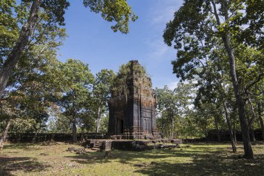 Kamboçya, Sra Em - 12 Kasım 2017: Srayong şehrin doğusunda Koh Ker Khmer tapınaklar kalıntıları