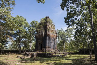 Kamboçya, Sra Em - 12 Kasım 2017: Srayong şehrin doğusunda Koh Ker Khmer tapınaklar kalıntıları