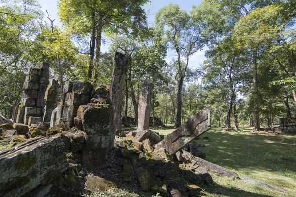 Kamboçya, Sra Em - 12 Kasım 2017: ormanda, Srayong kasabanın doğusunda Koh Ker Khmer tapınaklar kalıntıları