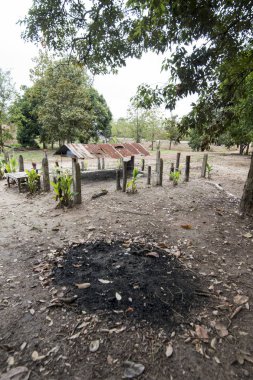 Kamboçya, Anlong Veng - Kasım, 2017: Pol Pot Choam kasaba ve kuzeyinde kasaba, Anlong Veng Northwaest Kamboçya Oddar Meanchey il ölü yakma makinası. 