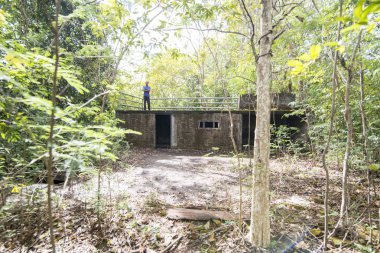 Kamboçya, Anlong Veng - Kasım, 2017: Choam town yakınındaki ve kuzeyinde kasaba, Anlong Veng Northwaest Kamboçya Oddar Meanchey il Dangrek dağ dizi ormanda Pol Pot hanesi.  