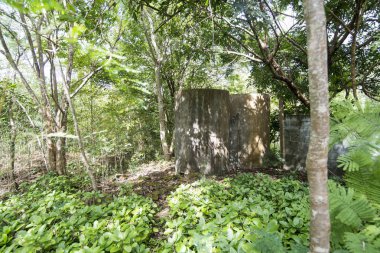 Kamboçya, Anlong Veng - Kasım, 2017: Choam town yakınındaki ve kuzeyinde kasaba, Anlong Veng Northwaest Kamboçya Oddar Meanchey il Dangrek dağ dizi ormanda Pol Pot hanesi.  