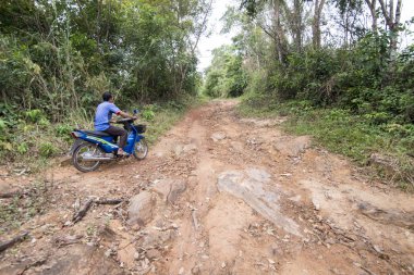 Kamboçya, Anlong Veng - Kasım, 2017: Choam town yakınındaki ve kuzeyinde kasaba, Anlong Veng Northwaest Kamboçya Oddar Meanchey il Dangrek dağ dizi ormanda Pol Pot hanesi.  