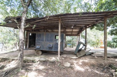 Kamboçya, Anlong Veng - Kasım, 2017: Mobil radyo istasyonu, Khmer Rouge evinde, Ta Mok Khmer Rouge Nr.5 Ta Mok içinde şehir Anlong Veng Northwaest Kamboçya Oddar Meanchey ili, kamyon. 