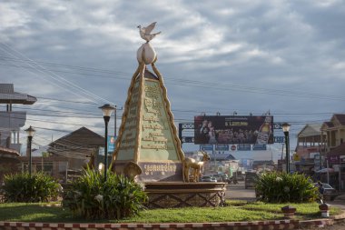 Kamboçya, Anlong Veng - Kasım, 2017: Güvercin Barış Anıtı Şehir merkezi olan şehir Anlong Veng Northwaest Kamboçya Oddar Meanchey ili ile Kent Meydanı. 