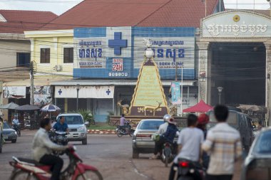 Kamboçya, Anlong Veng - Kasım, 2017: Güvercin Barış Anıtı Şehir merkezi olan şehir Anlong Veng Northwaest Kamboçya Oddar Meanchey ili ile Kent Meydanı. 