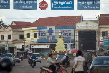 Kamboçya, Anlong Veng - Kasım, 2017: Güvercin Barış Anıtı Şehir merkezi olan şehir Anlong Veng Northwaest Kamboçya Oddar Meanchey ili ile Kent Meydanı. 