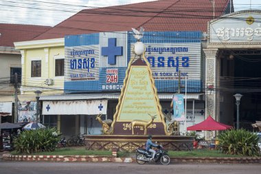 Kamboçya, Anlong Veng - Kasım, 2017: Güvercin Barış Anıtı Şehir merkezi olan şehir Anlong Veng Northwaest Kamboçya Oddar Meanchey ili ile Kent Meydanı. 
