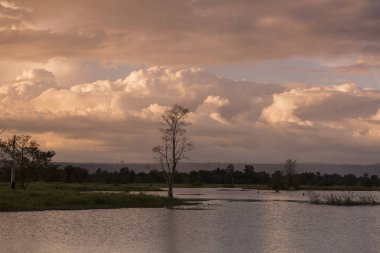 Kamboçya, Anlong Veng - Kasım, 2017: The Ta Mok Lake, kasaba, Anlong Veng Northwaest Kamboçya Oddar Meanchey il.  