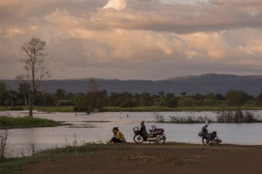 Kamboçya, Anlong Veng - Kasım, 2017: The Ta Mok Lake, kasaba, Anlong Veng Northwaest Kamboçya Oddar Meanchey il.  