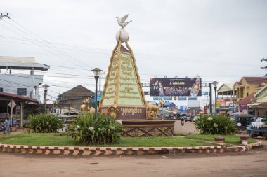 Kamboçya, Anlong Veng - Kasım, 2017: Güvercin Barış Anıtı Şehir merkezi olan şehir Anlong Veng Northwaest Kamboçya Oddar Meanchey ili ile Kent Meydanı. 