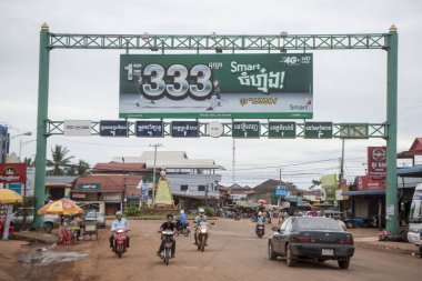 Kamboçya, Anlong Veng - Kasım, 2017: Güvercin Barış Anıtı Şehir merkezi olan şehir Anlong Veng Northwaest Kamboçya Oddar Meanchey ili ile Kent Meydanı. 