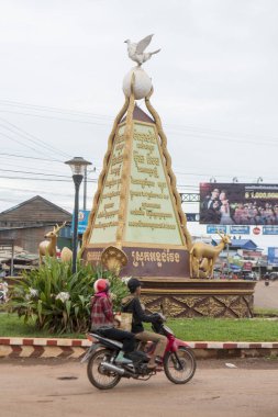 Kamboçya, Anlong Veng - Kasım, 2017: Güvercin Barış Anıtı Şehir merkezi olan şehir Anlong Veng Northwaest Kamboçya Oddar Meanchey ili ile Kent Meydanı. 