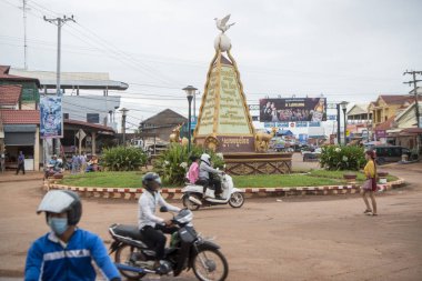 Kamboçya, Anlong Veng - Kasım, 2017: Güvercin Barış Anıtı Şehir merkezi olan şehir Anlong Veng Northwaest Kamboçya Oddar Meanchey ili ile Kent Meydanı. 