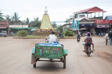 Kamboçya, Anlong Veng - Kasım, 2017: Güvercin Barış Anıtı Şehir merkezi olan şehir Anlong Veng Northwaest Kamboçya Oddar Meanchey ili ile Kent Meydanı. 