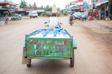 Kamboçya, Anlong Veng - Kasım, 2017: Güvercin Barış Anıtı Şehir merkezi olan şehir Anlong Veng Northwaest Kamboçya Oddar Meanchey ili ile Kent Meydanı. 